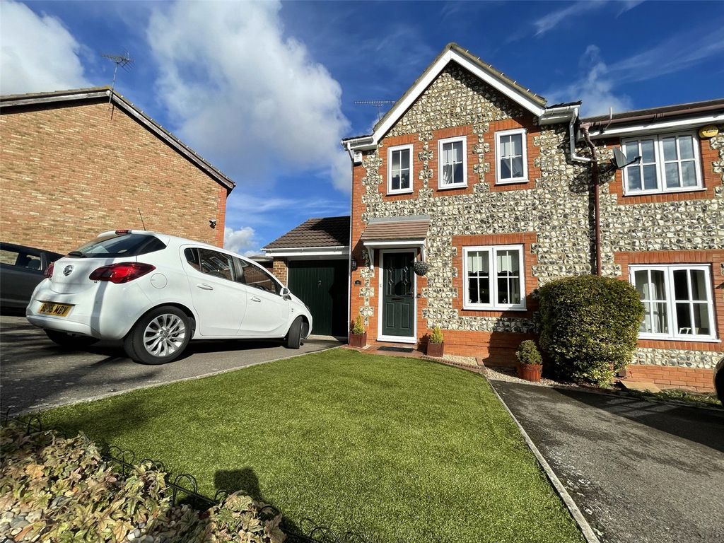 2 bed end terrace house for sale in Rosebank Gardens, Northfleet, Kent