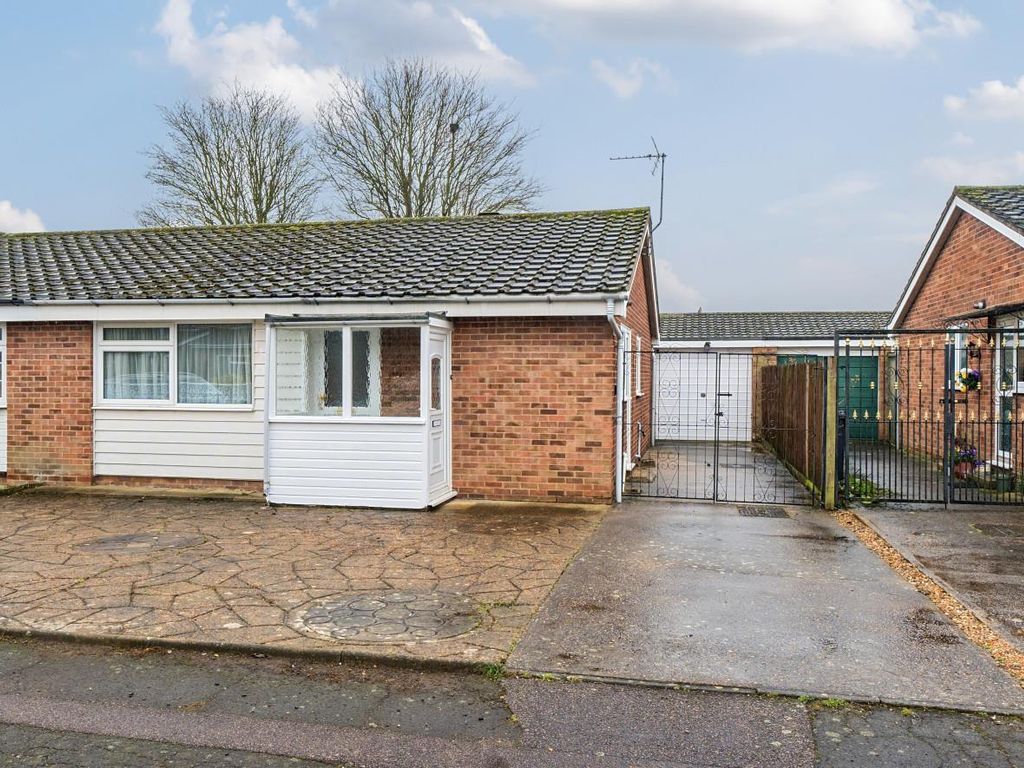 2 bed bungalow for sale in Clovelly Way, Bedford MK40, £300,000 Zoopla