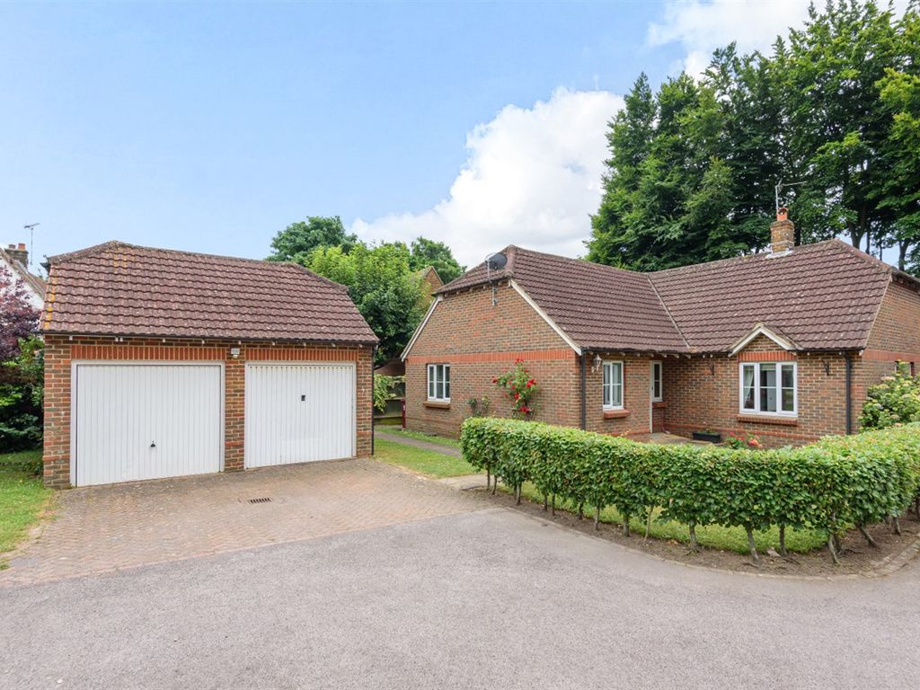3 bed detached bungalow for sale in Abbotts Close, Boxgrove PO18 Zoopla