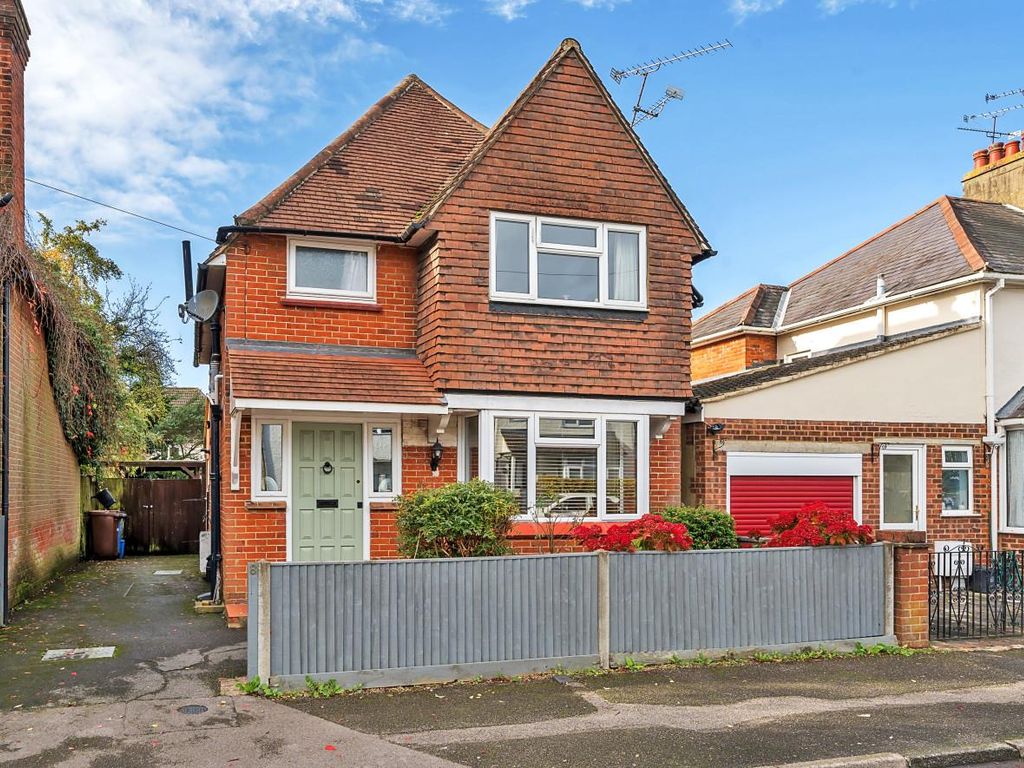 3 bed detached house for sale in Brockenhurst Road, Aldershot GU11, £