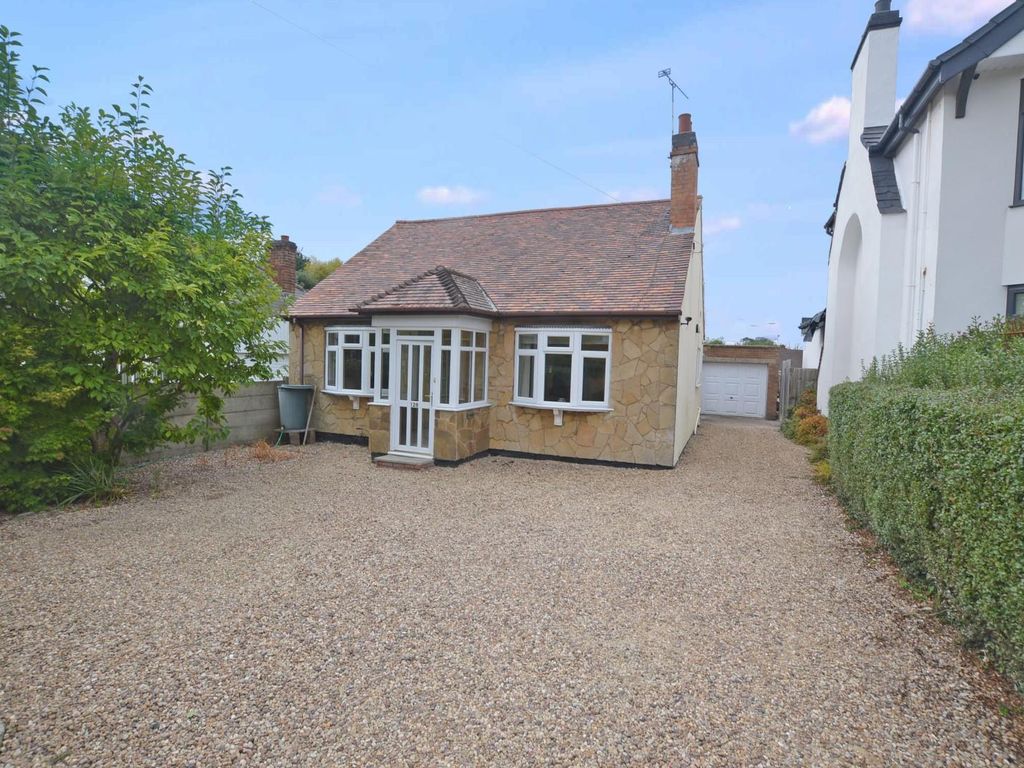 2 bed detached bungalow for sale in Dunchurch Road, Rugby CV22, £