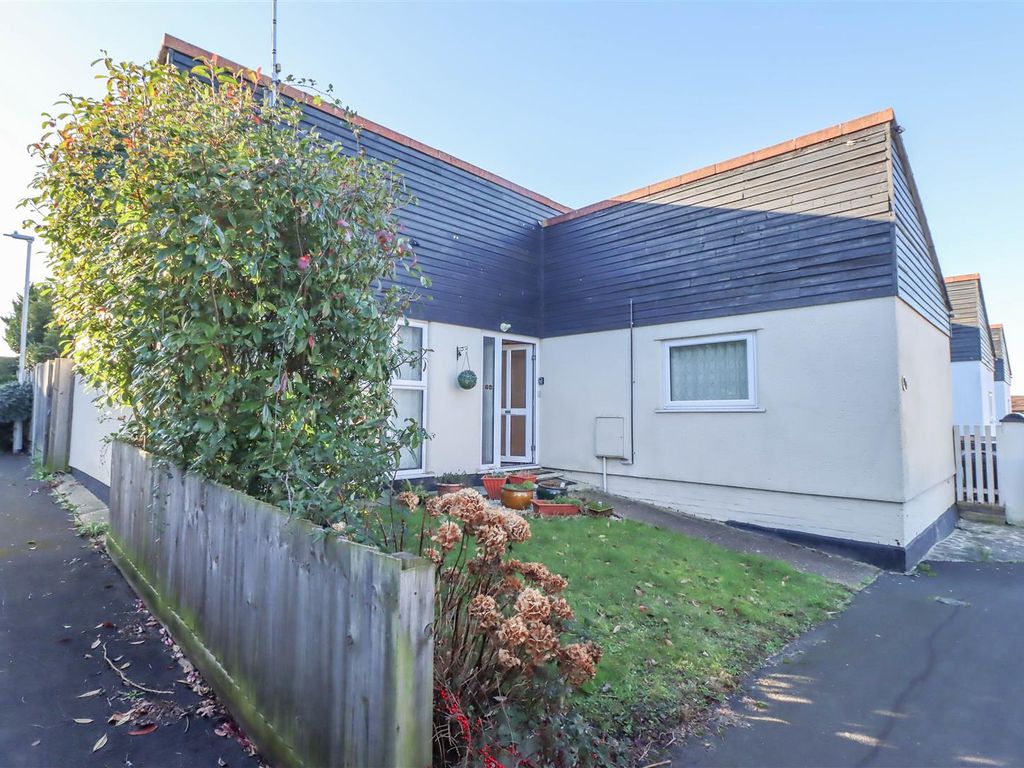 2 bed semidetached bungalow for sale in Hill Avenue, Wickford SS11, £