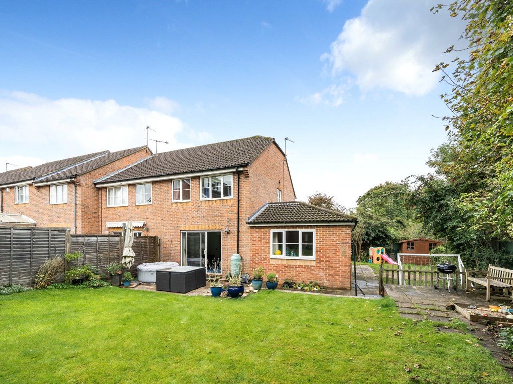 4 bed end terrace house for sale in Gisburne Way, Watford