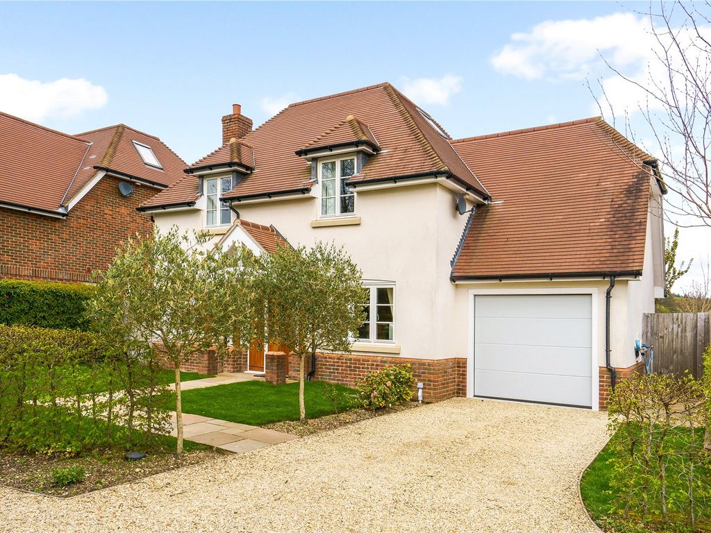 4 bed detached house for sale in Lymington Bottom Road, Alton GU34, £