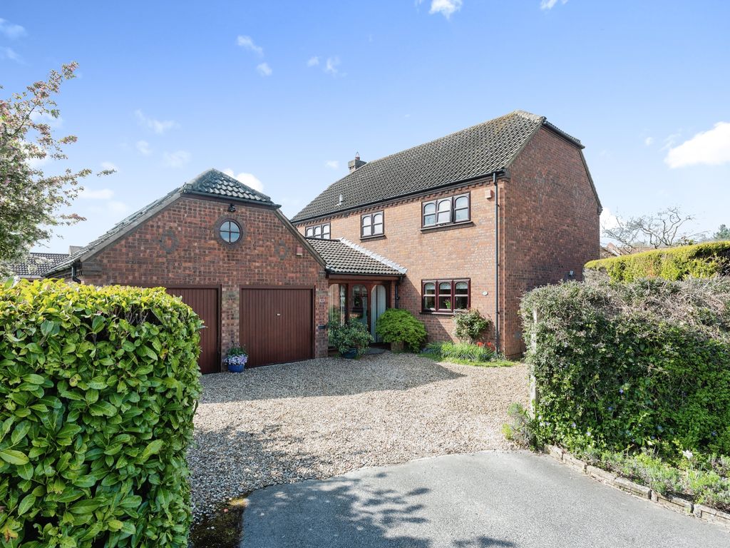 5 bed detached house for sale in Wedgwood Avenue, Blakelands, Milton