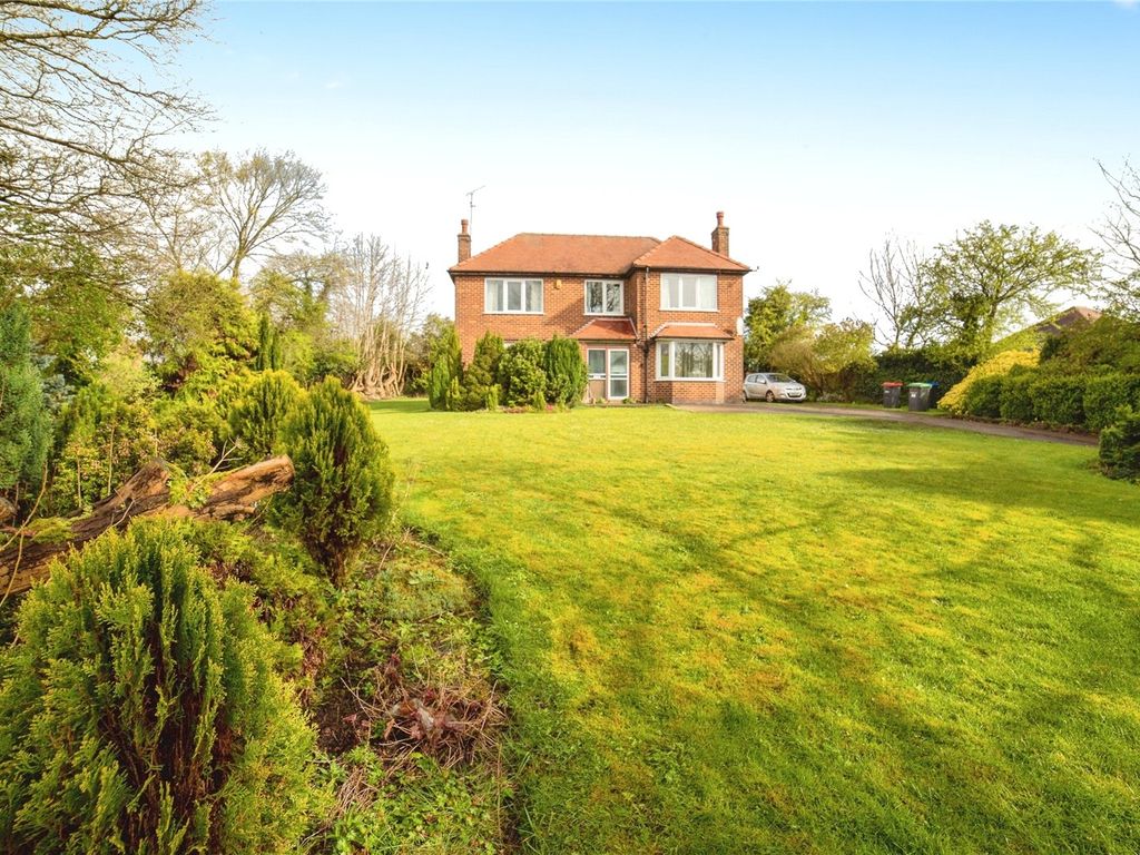 3 bed detached house for sale in Station Road, SuttonInAshfield, Nottinghamshire NG17, £