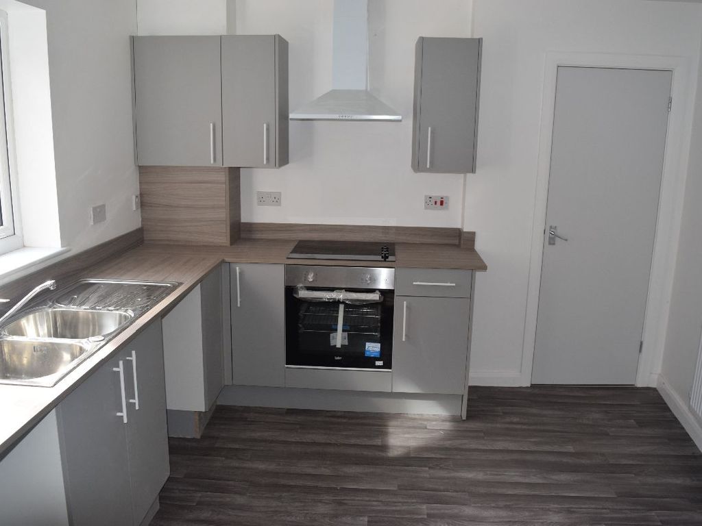 2 bed flat to rent in Road, Oldbury B68, £750 pcm Zoopla