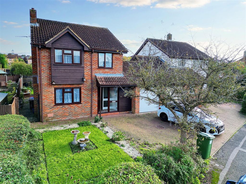 3 bed linkdetached house for sale in Dunster Court, Furzton, Milton