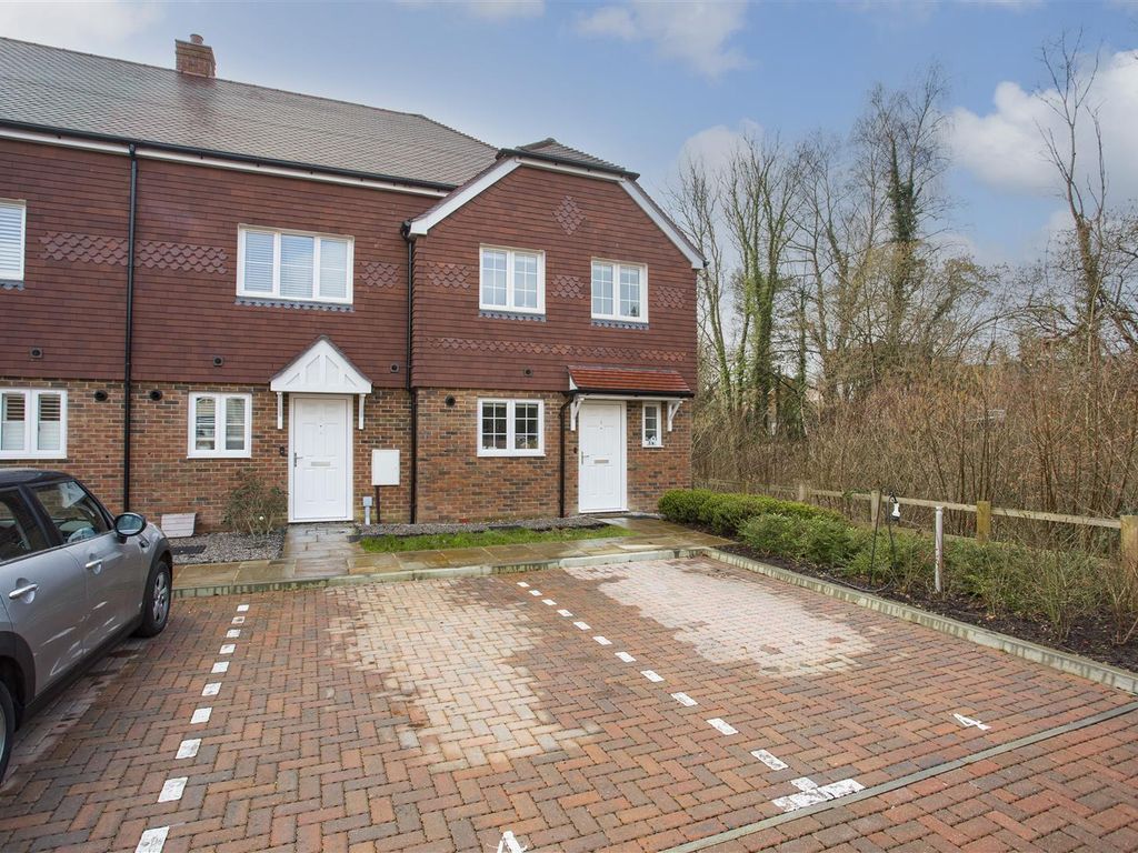 3 bed end terrace house for sale in Allingham Close, Borough Green