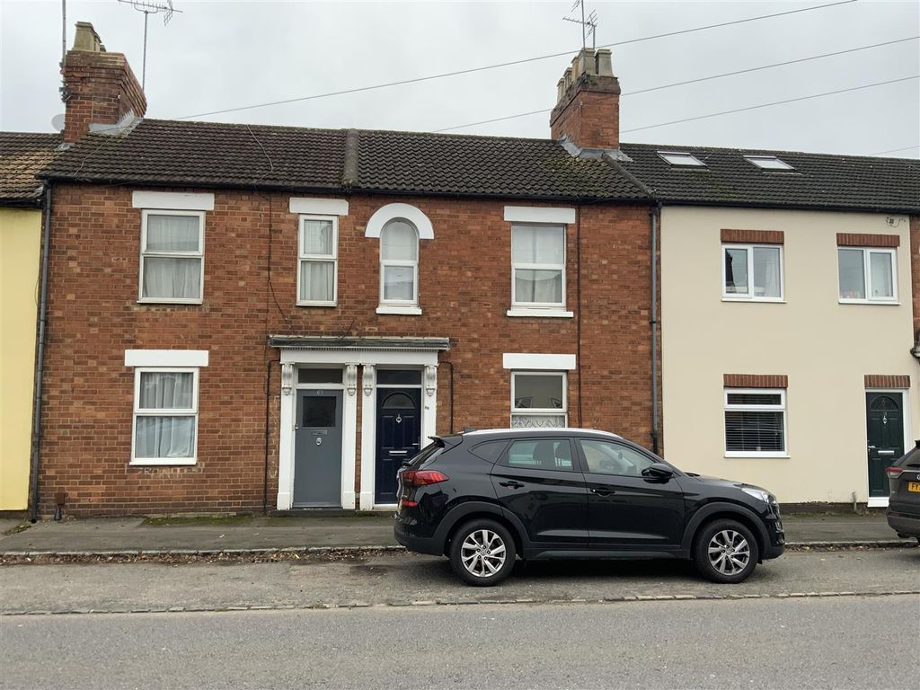 3 bed terraced house for sale in Newport Road, New Bradwell, Milton