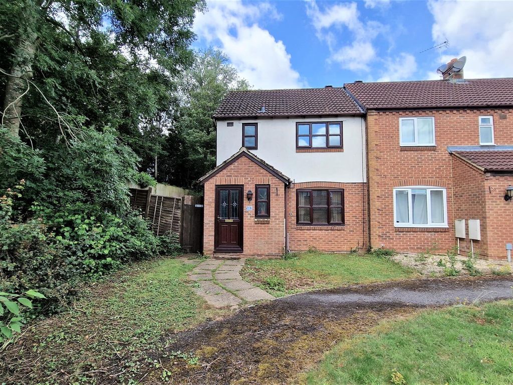 3 bed end terrace house for sale in Warwick Close, Chippenham SN14, £