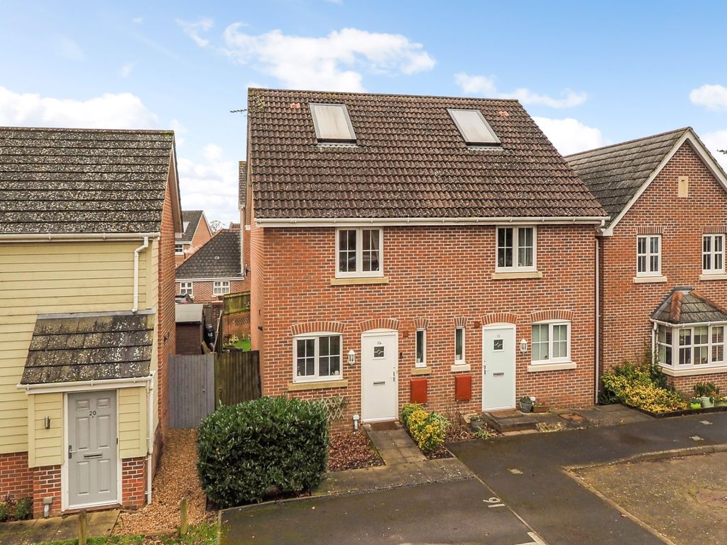 2 bed semidetached house for sale in Pheasant Close, Four Marks, Alton