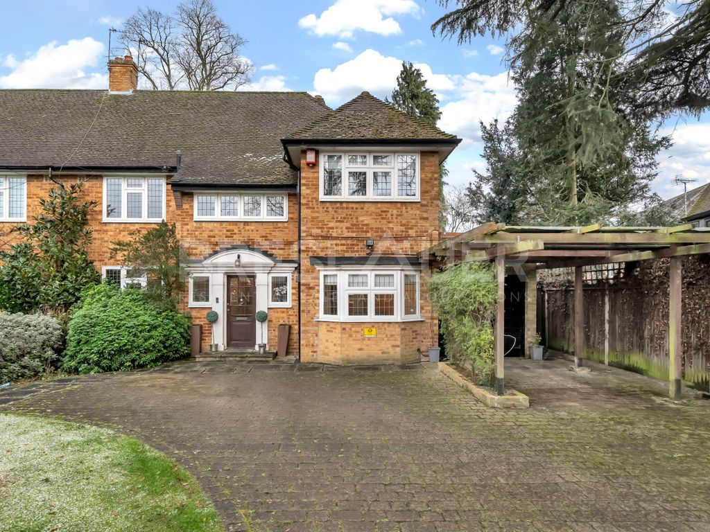 4 bed semidetached house for sale in Newlands Close, Edgware HA8, £1,500,000 Zoopla