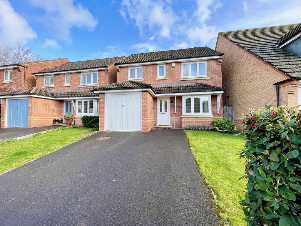 3 bed detached house for sale in Huntingdon Gardens, Newbury RG14, £