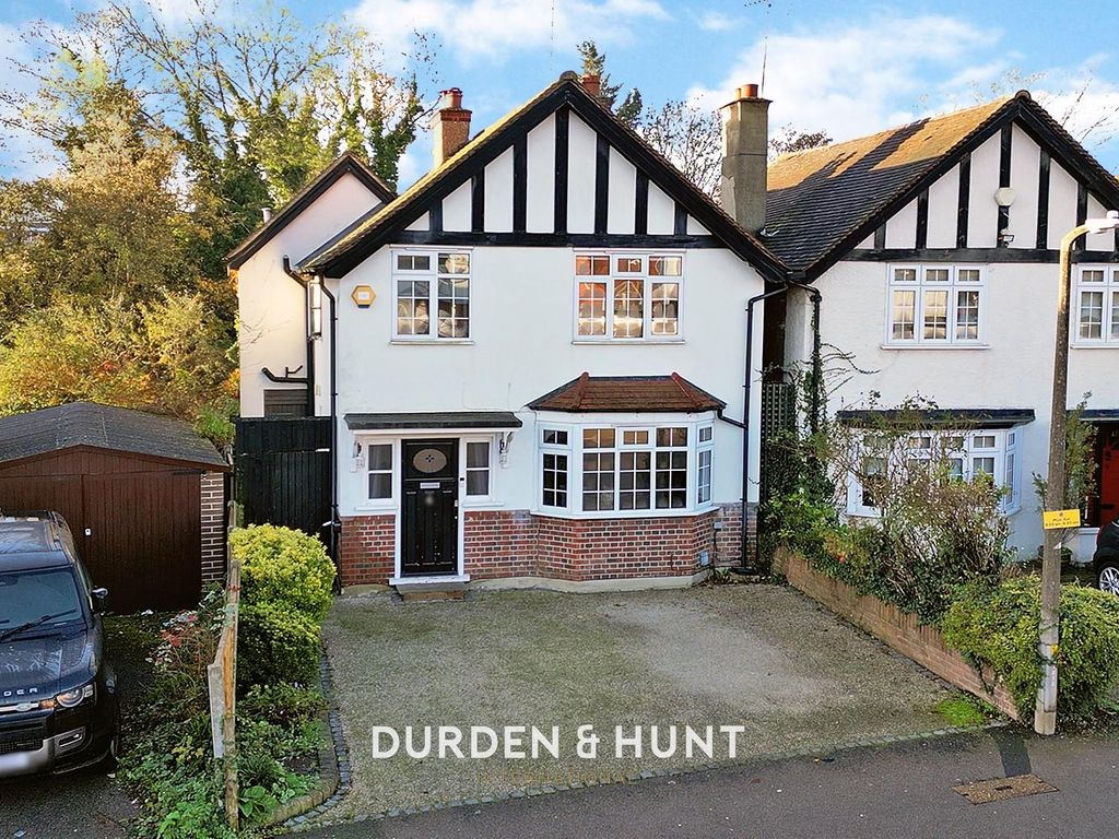 3 bed detached house for sale in The Drive, Loughton IG10, £900,000