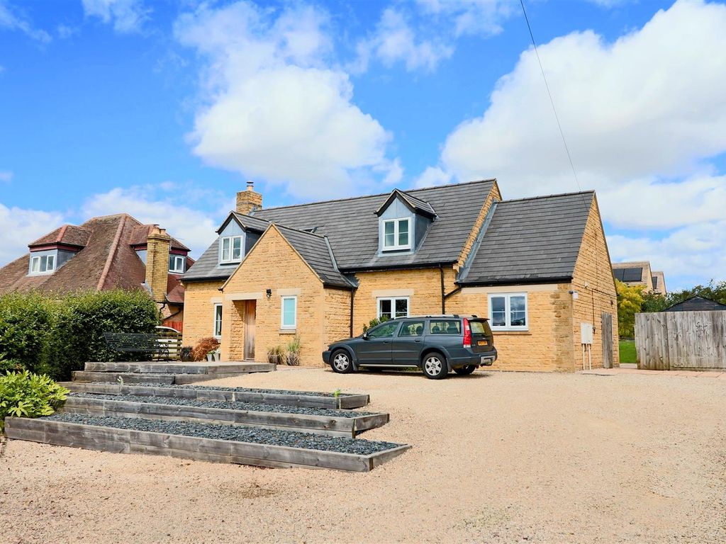 3 bed detached house for sale in Toddington, Cheltenham GL54, £650,000