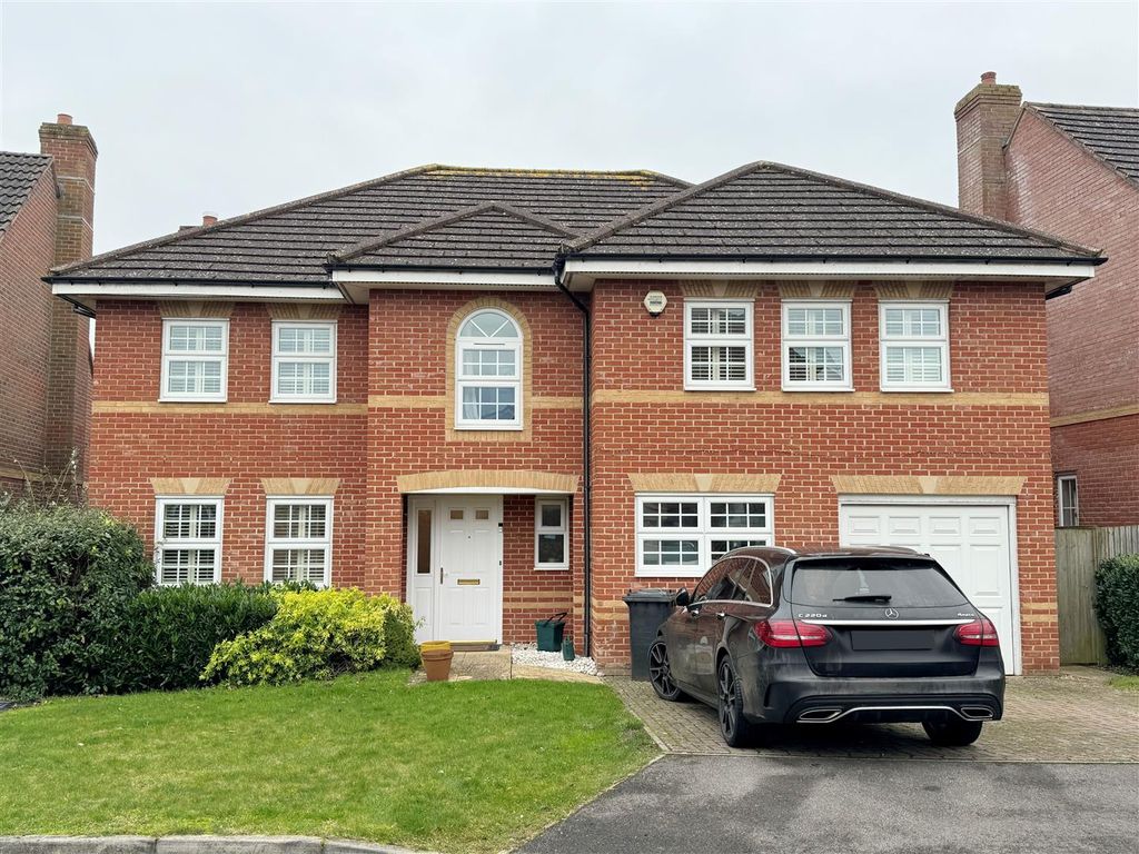 5 bed detached house for sale in Montague Drive, Greenham, Thatcham