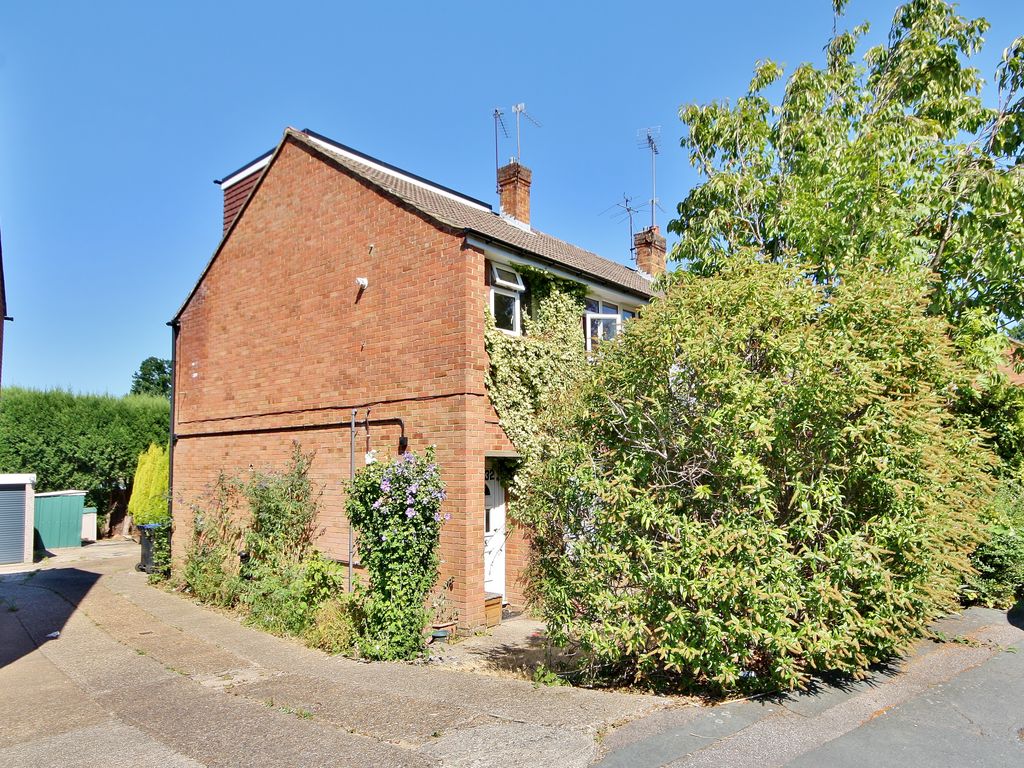 4 bed semidetached house for sale in Robin Hood Crescent, Knaphill