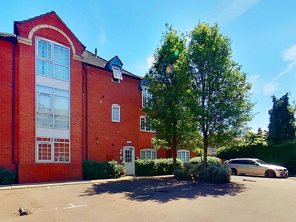2 bed flat to rent in Caxton Court, BurtonOnTrent, Staffordshire DE14
