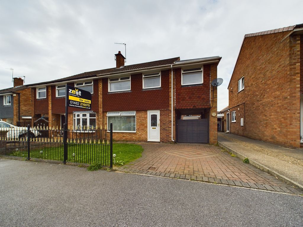 4 bed semidetached house to rent in Highfield Close, Hull, Yorkshire