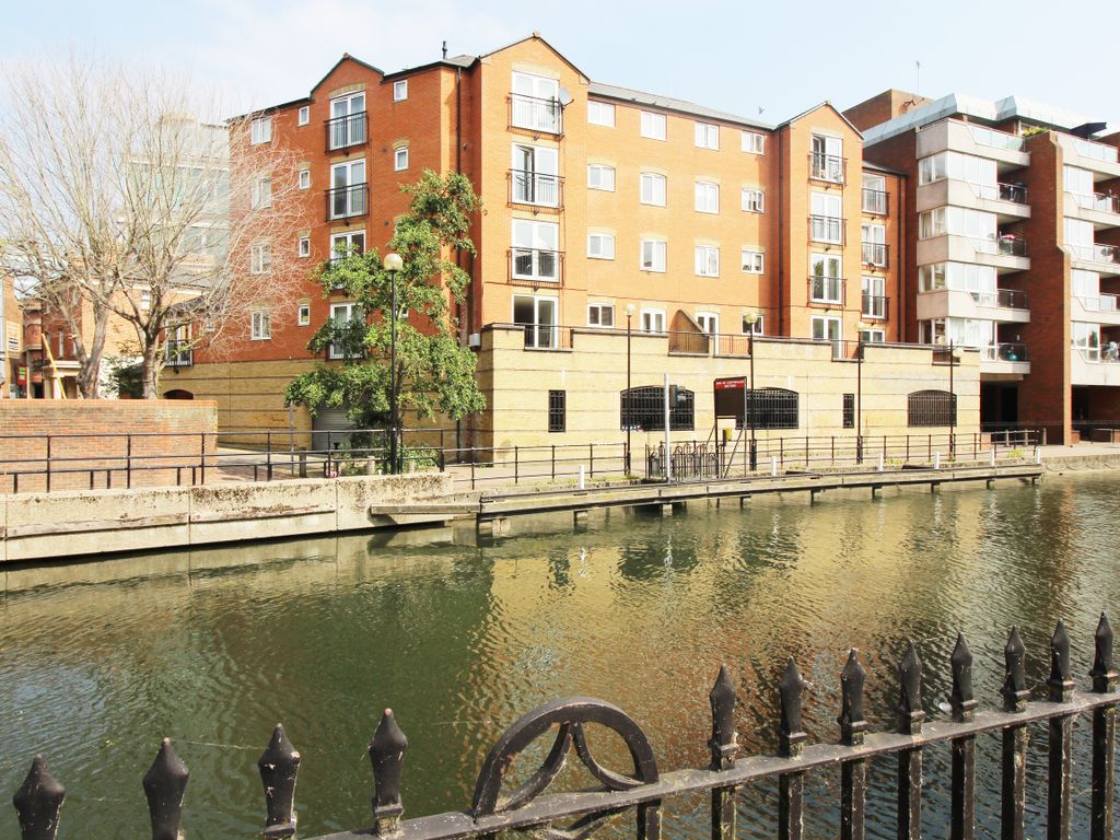 2 bed flat to rent in Highbridge Wharf, Reading, Berkshire RG1, £1,595