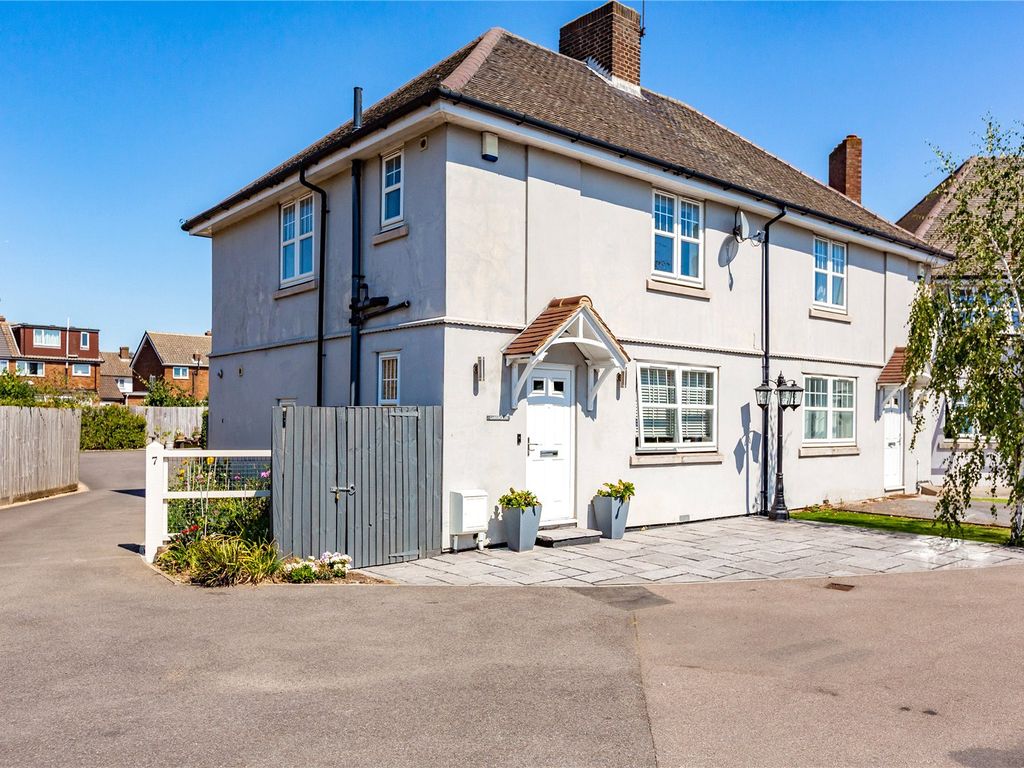 3 bed semidetached house for sale in Gladstone Place, Rainham RM13