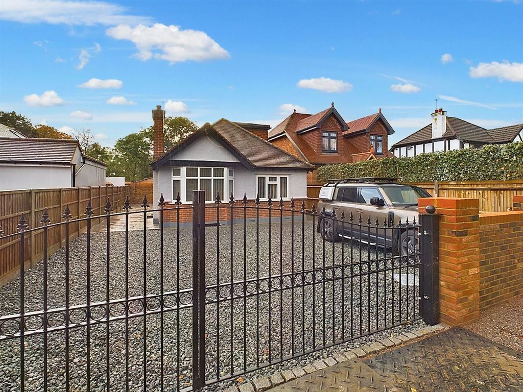 4 bed detached house to rent in Walton Bridge Road, Shepperton TW17, £2,500 pcm Zoopla