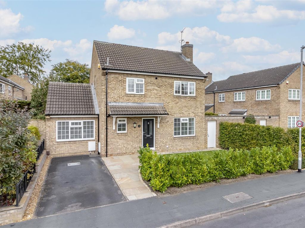 3 bed detached house for sale in St. Helens Close, Leeds LS16, £455,000