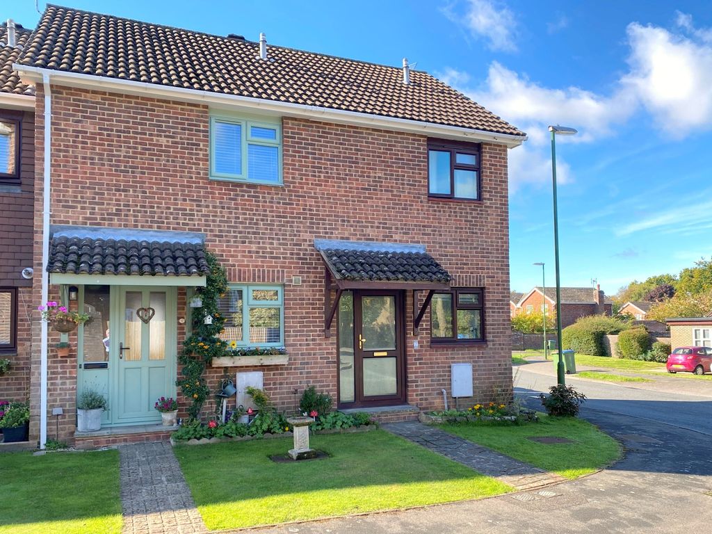 2 bed end terrace house for sale in Roebuck Close, Horsham RH13 Zoopla