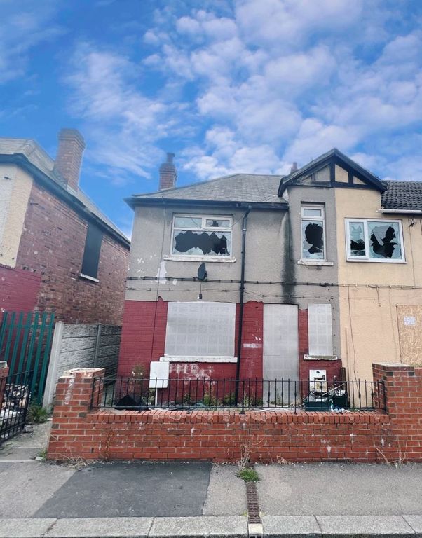 3 bed end terrace house for sale in Princes Crescent Edlington