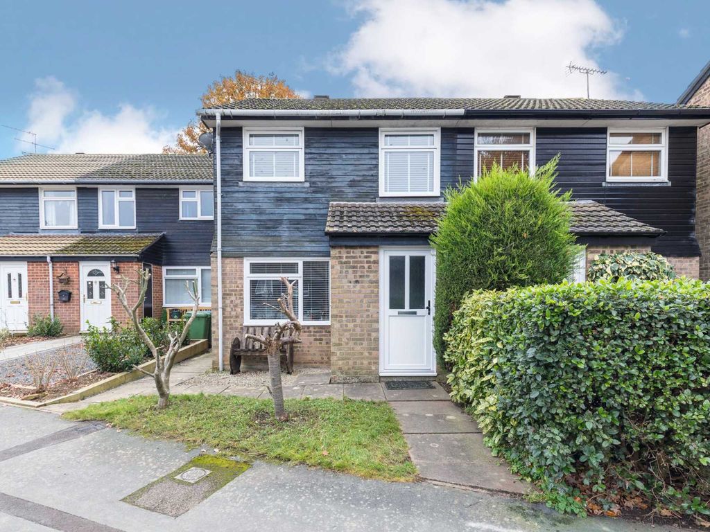 3 bed semidetached house for sale in Drake Close, Horsham RH12, £