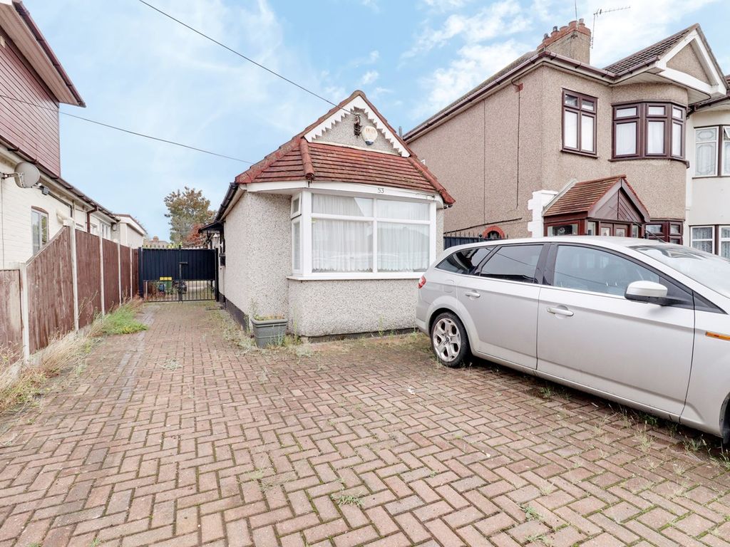 1 bed detached bungalow for sale in Spencer Road, Rainham RM13, £