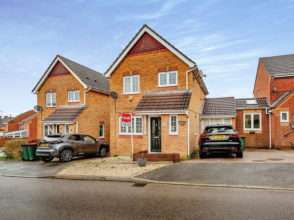 3 bed detached house to rent in Boleyn Close, Maidenbower, Crawley RH10
