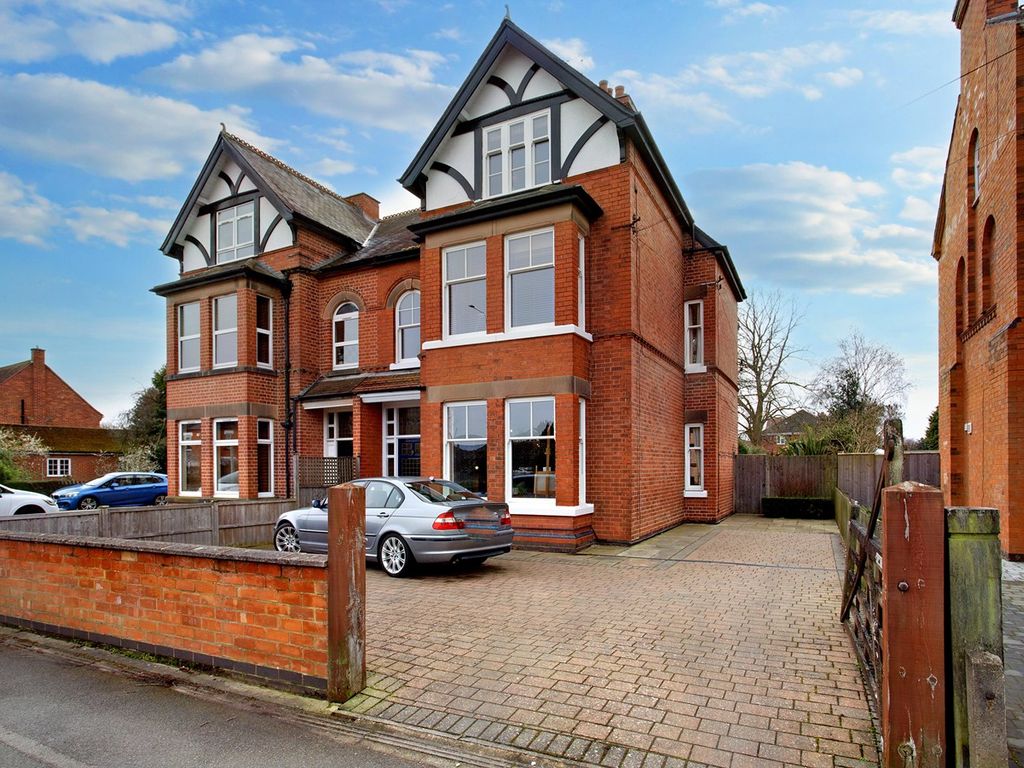 6 bed semidetached house for sale in Enderby Road, Blaby, Leicester