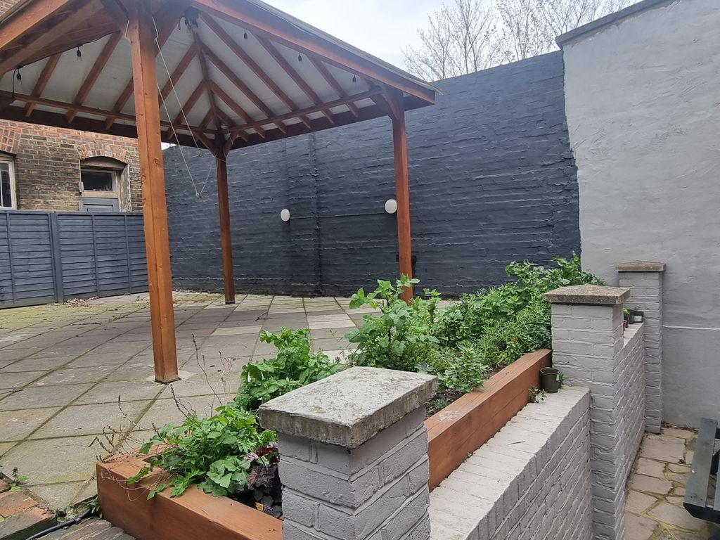 3 bed flat to rent in New Cross Road, New Cross SE14, £2,297 pcm Zoopla