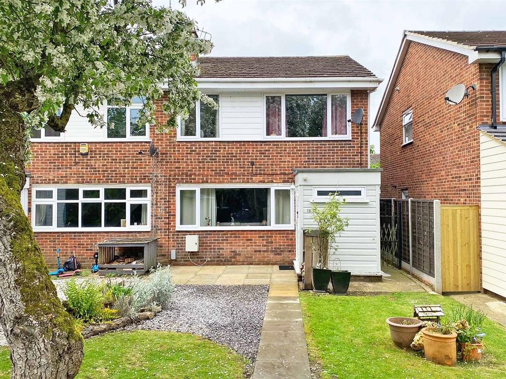 4 bed semidetached house for sale in Vaughan Close, Rayne, Braintree