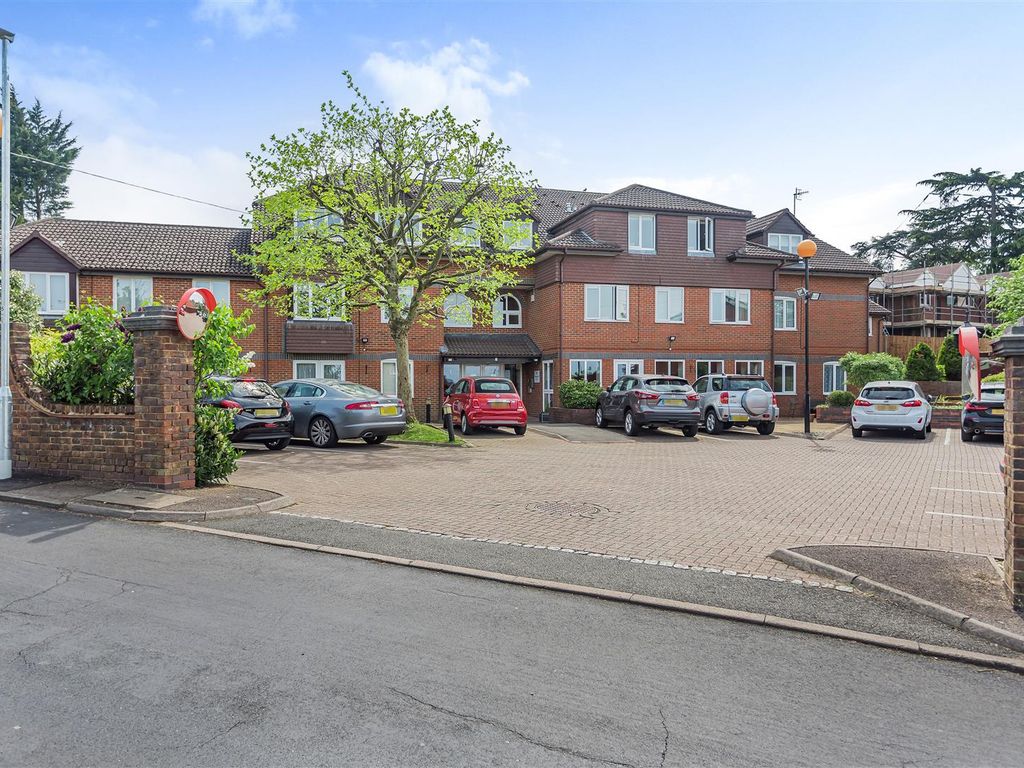 1 bed flat for sale in Herne Court, Richfield Road, Bushey WD23, £
