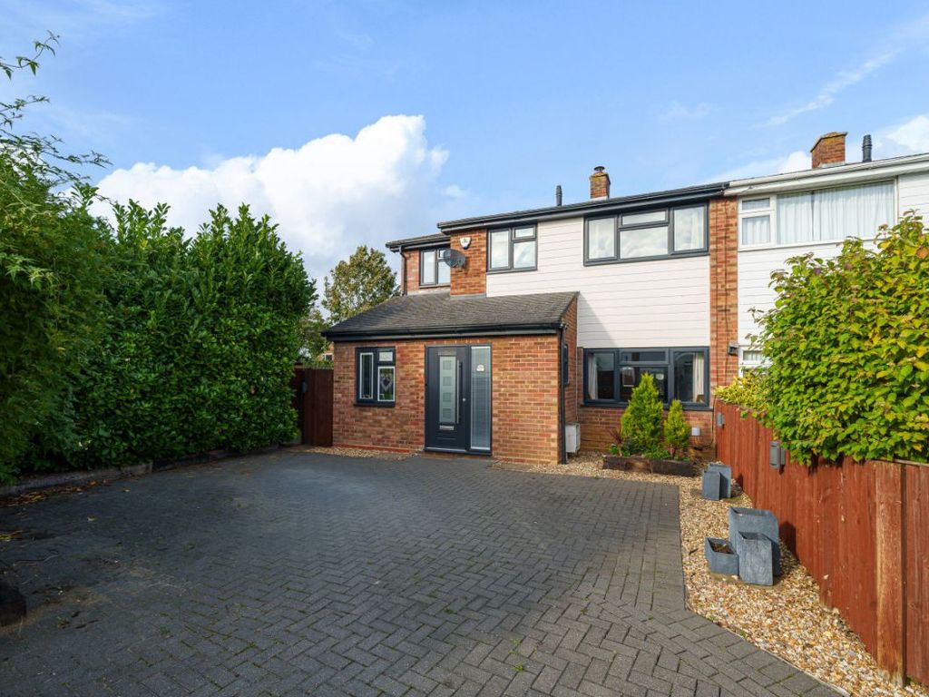4 bed semidetached house for sale in Lordsmead, Cranfield, Bedford