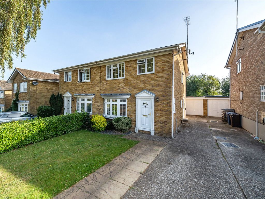 3 bed semidetached house for sale in Pilgrims Close, Farnham, Surrey
