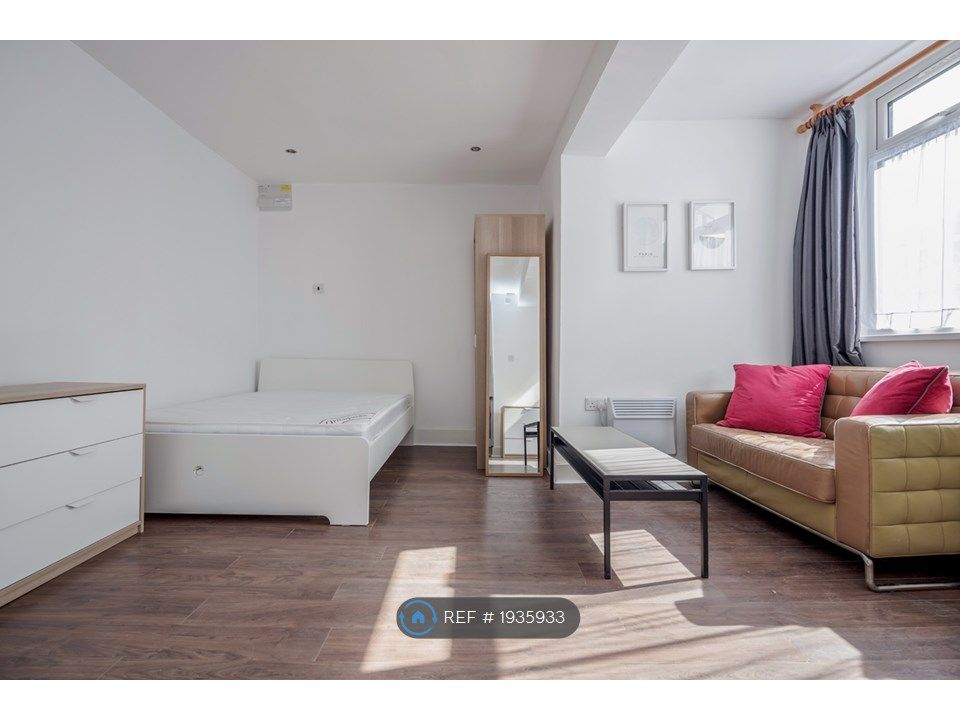 Studio to rent in High Road Leytonstone, London E11, £1,250 pcm Zoopla