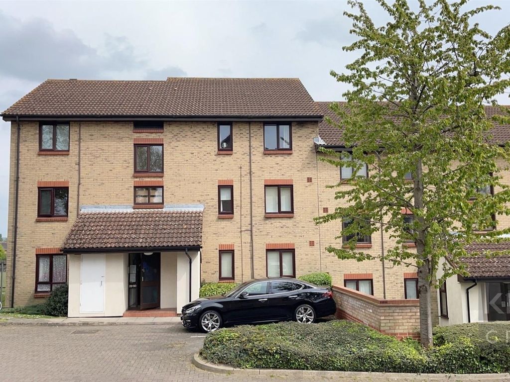 2 bed flat for sale in Guinevere Gardens, Cheshunt, Waltham Cross EN8
