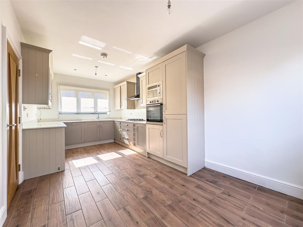 5 bed detached house for sale in Main Road, Hawkwell, Hockley SS5, £