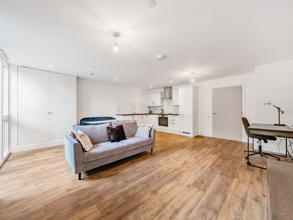 2 bed flat for sale in Sanderstead Road, South Croydon CR2, £100,000