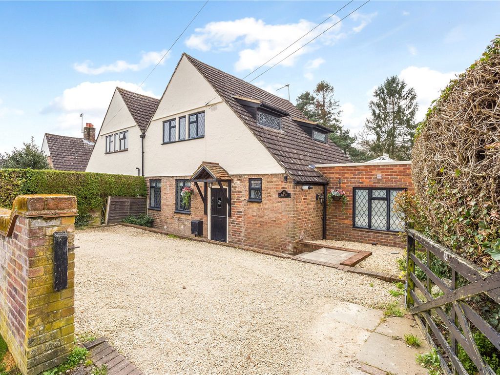 3 bed semidetached house for sale in Malthouse Square, Beaconsfield