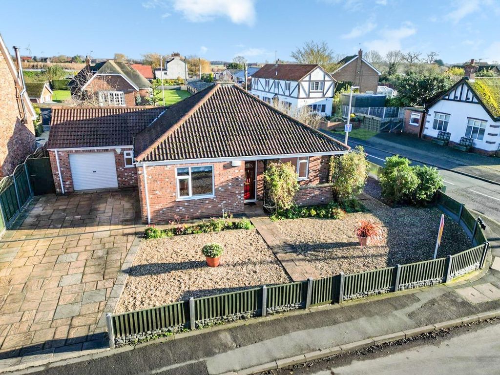 3 bed detached bungalow for sale in High Street, Hook, Goole DN14, £
