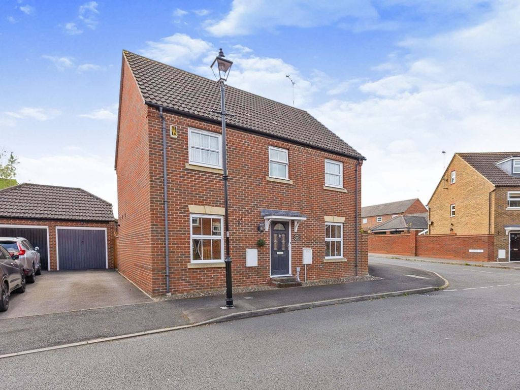4 bed detached house for sale in Arncott Way, Fairford Leys, Aylesbury