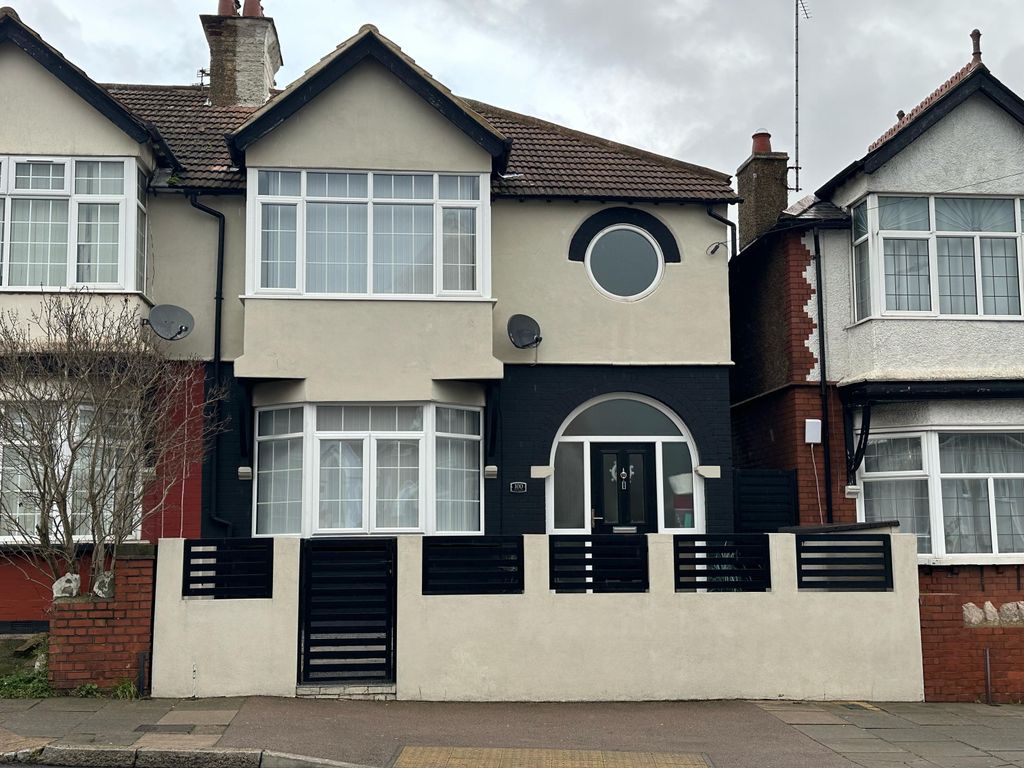 3 bed semidetached house to rent in Trinity Road, Luton LU3, £1,800