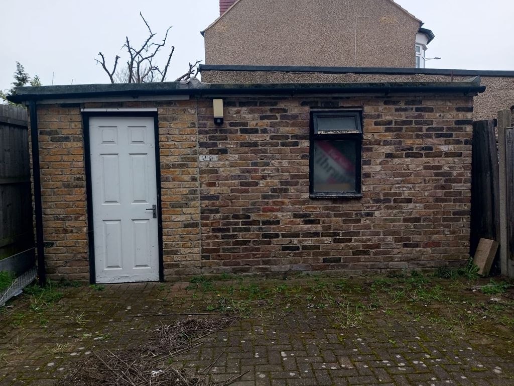 Warehouse to let in Carlton Drive, Ilford IG6, Ig1, Zoopla