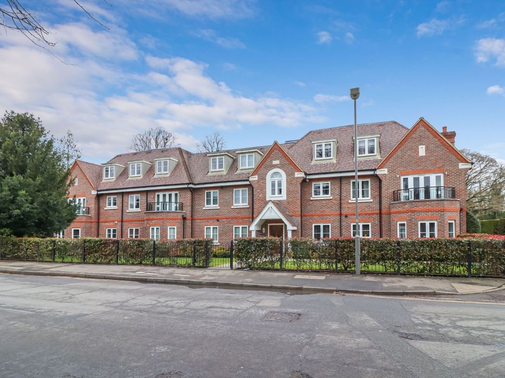 2 bed flat for sale in Gregories Road, Beaconsfield, Buckinghamshire