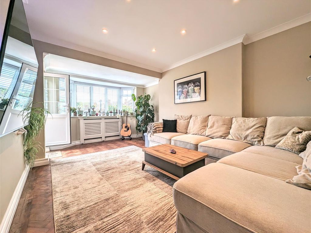 2 bed to rent in Close, Ham, Richmond TW10, £2,500